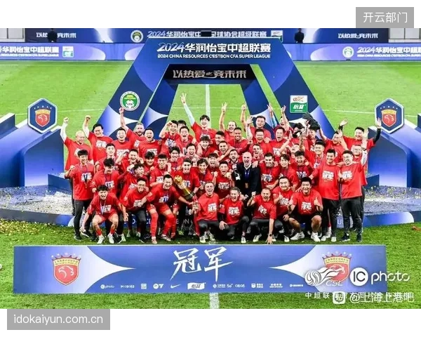 上赛季冠军上海海港本赛季表现不佳，半程过后仅排名第13位。